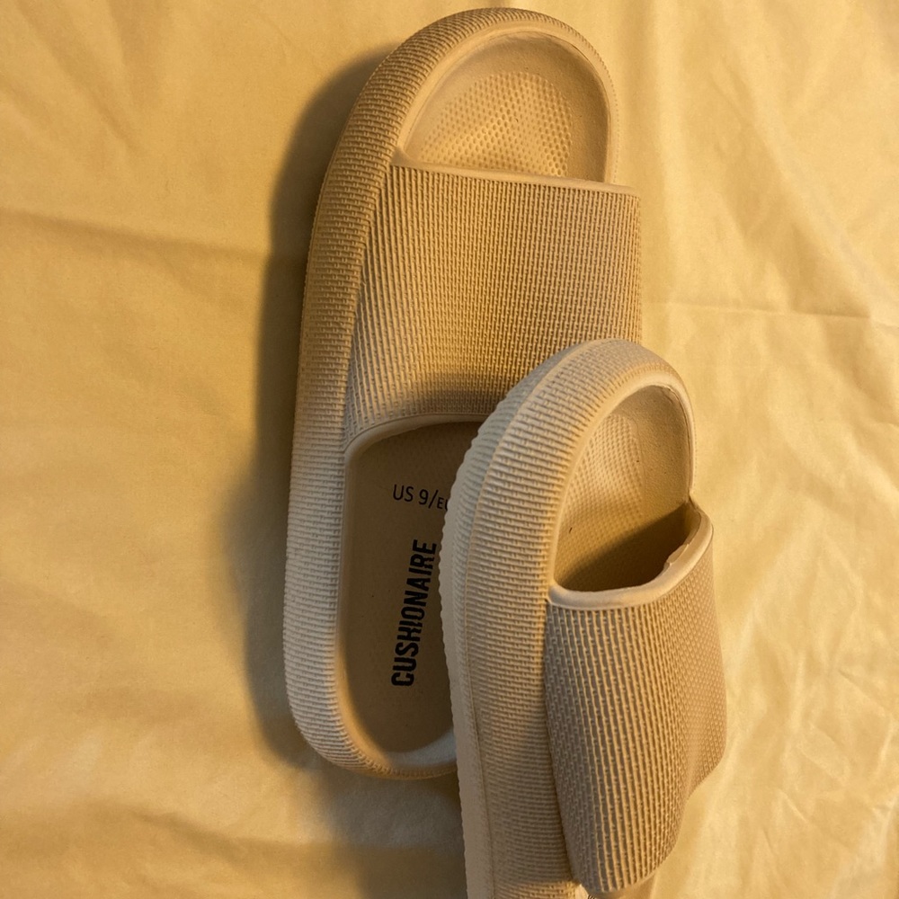 Cushionaire Women’s Feather Slide Sandal